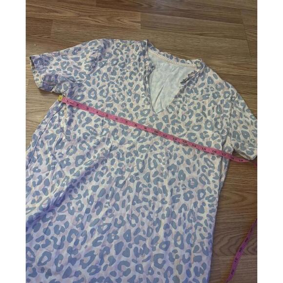 VS PINK Leopard V Neck Size XS - Picture 5 of 6